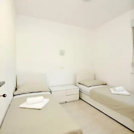 Dolita, Put Izvana Traù